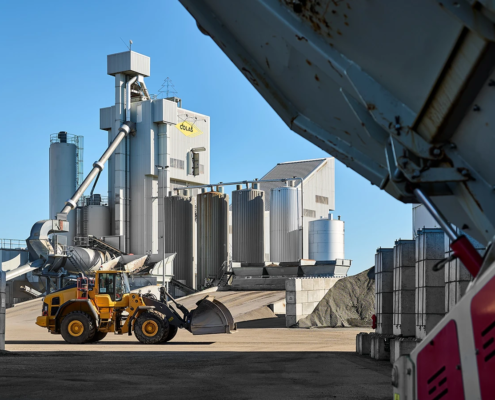 Industrifoto af rå produktion og tunge materialer med fokus på tekstur og håndværk.