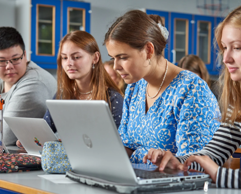 Stemningsbilleder af studieliv, undervisning og kreative rammer på et gymnasium.